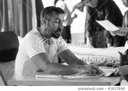 男性女設計師Pataner服裝時裝設計師微笑設計定制 41657690