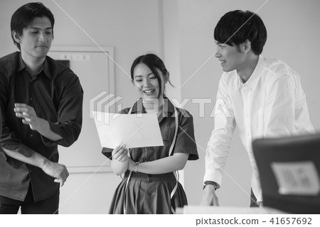男性女設計師Pataner服裝時裝設計師微笑設計定制 41657692