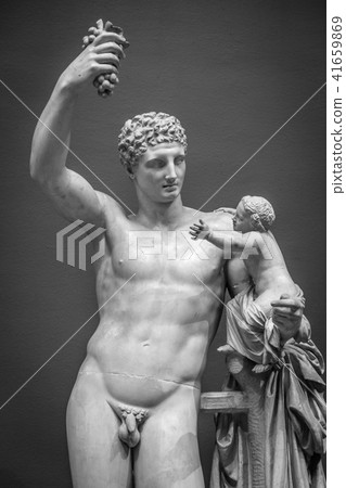 Statue with grapes, classical pose, original more than 1600 years old  41659869
