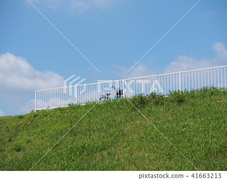 Bank and blue sky 41663213