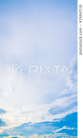 初夏的天空和雲彩（垂直） 41664516
