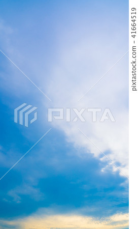 初夏的天空和雲彩(垂直) 初夏的天空和雲彩(垂直) 41664519
