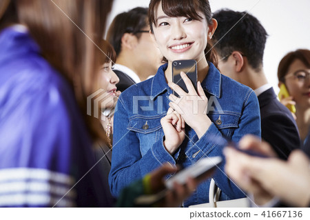 女性朋友智能手機 41667136