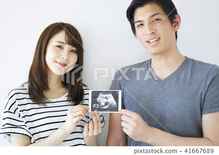 Couple pregnancy 41667689