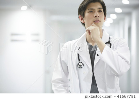 A male doctor 41667781