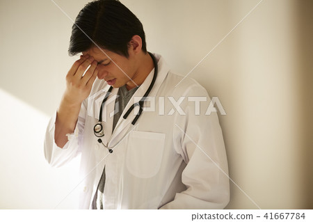 A male doctor 41667784