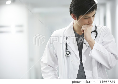 A male doctor 41667785