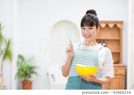 Housewife Housewife 41668254