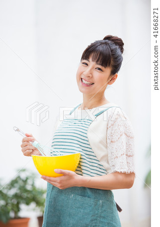 Housewife Housewife 41668271