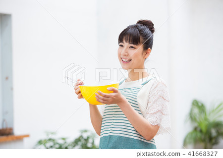 Housewife Housewife 41668327