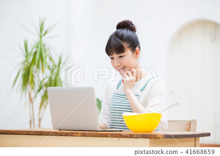 Housewife (PC) Housewife (PC) 41668659