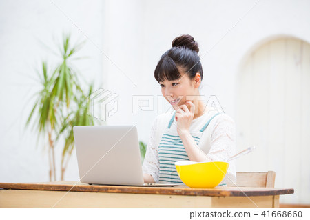 Housewife (PC) 41668660