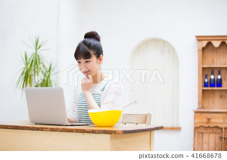 Housewife (PC) Housewife (PC) 41668678