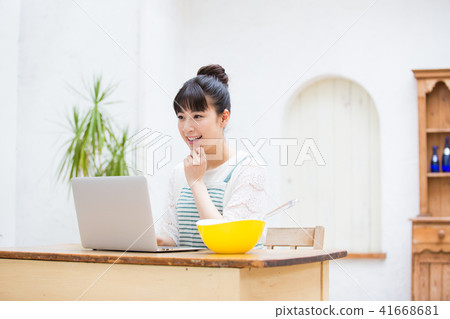 Housewife (PC) Housewife (PC) 41668681