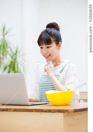 Housewife (PC) 41668684