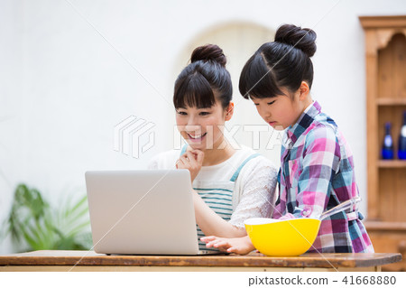 Mother-daughter (PC) 41668880