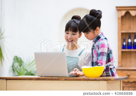 Mother-daughter (PC) 41668886