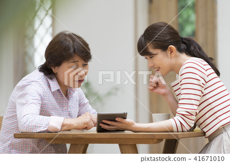 母親和女兒的形象 母親和女兒的形象 41671010