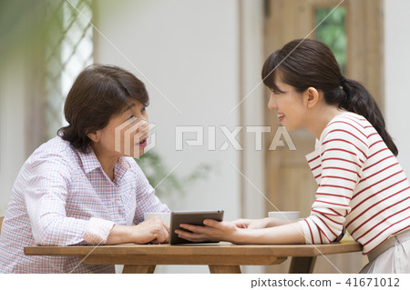 母親和女兒的形象 母親和女兒的形象 41671012