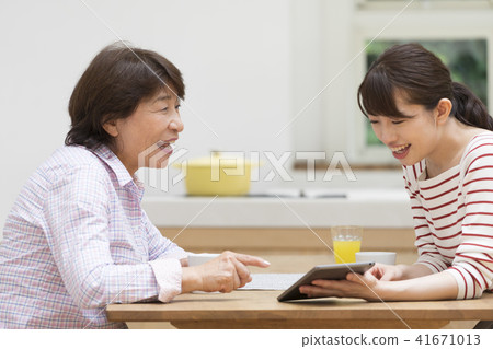 母親和女兒的形象 母親和女兒的形象 41671013