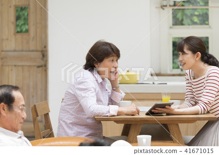 Mother and daughter image Mother and daughter image 41671015