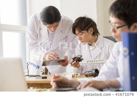 肖像男20年代30年代日本3人辦公室工作人員公司職員辦公室休閒 肖像男20年代30年代日本3人辦公室工作人員公司職員辦公室休閒 41671079