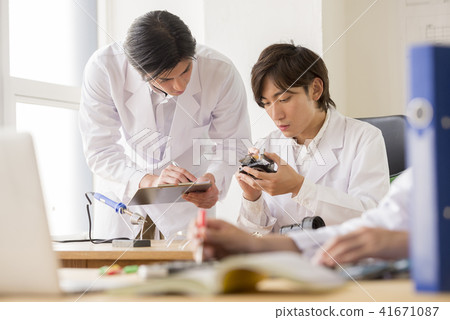 肖像男20's 30's日本2受薪工人的僱員辦公室休閒 肖像男20's 30's日本2受薪工人的僱員辦公室休閒 41671087