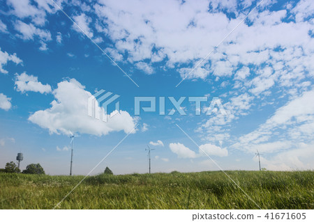 多雲的天空下一條綠色的草地路 41671605