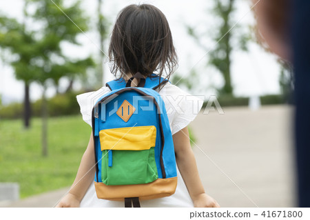 Father and daughter 41671800