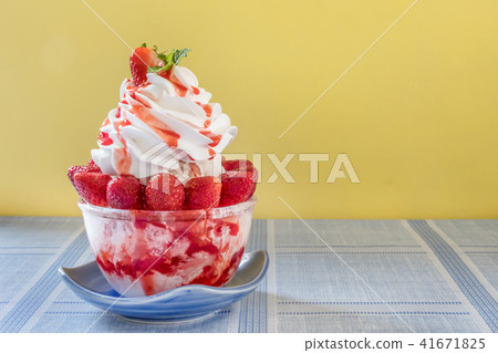 Korean shaved ice dessert 41671825