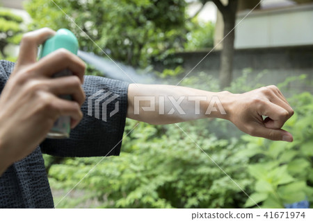 Men's hands of Jinpei to spray insect repellent 41671974