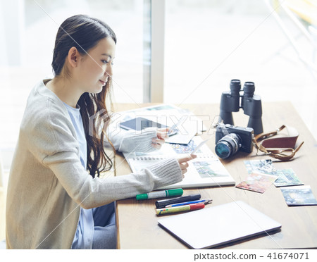 Female photo arrangement 41674071