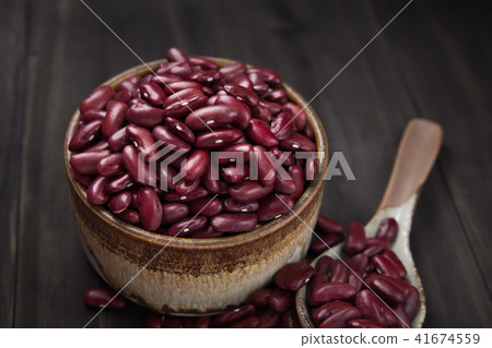 Kidney beans or red beans. 41674559