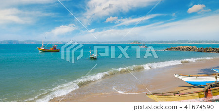 Fishing boat on the sandy shore Fishing boat on the sandy shore 41674590