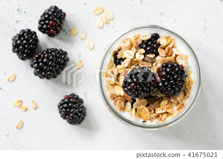 Granola, blackberries and natural yogurt 41675021