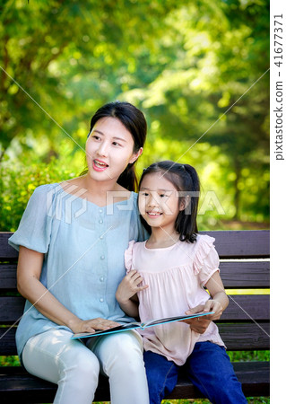 Mom and child reading, mother and daughter Mom and child reading, mother and daughter 41677371