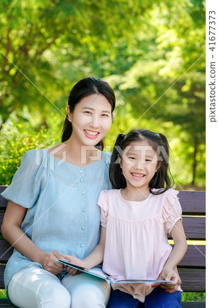 Mom and child reading, mother and daughter 41677373