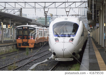 Limited Express Seaside and Seaside Liner in Nagasaki Station Limited Express Seaside and Seaside Liner in Nagasaki Station 41679530