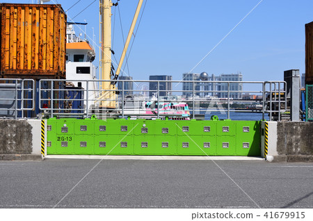 Sea tide door at Tokyo harbor Sea tide door at Tokyo harbor 41679915