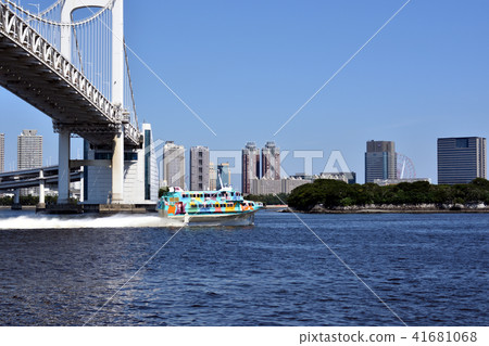 A hydrofoil crawling in Tokyo A hydrofoil crawling in Tokyo 41681068