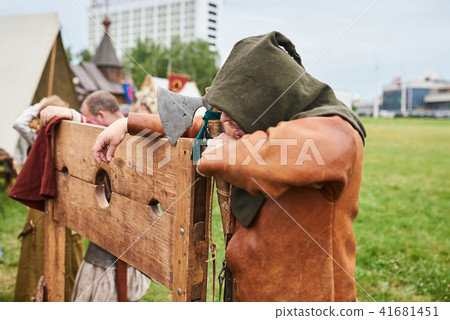 The executioner stands near the scaffold 41681451