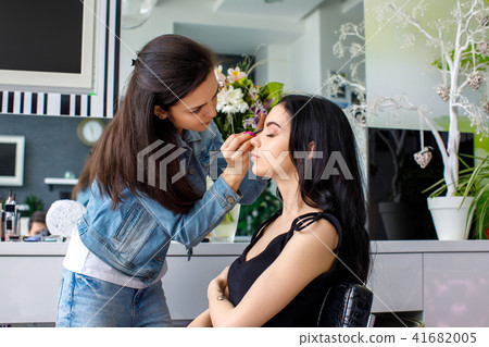 make up artist doing professional make up 41682005