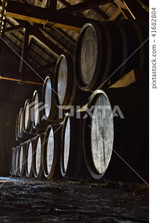Whiskey barrels 41682804