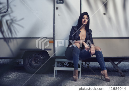 Woman outdoors 41684044