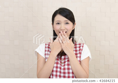 一個圍裙的女人 一個圍裙的女人 41684215
