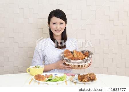 A woman enjoying a meal 41685777