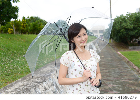 拿著傘的婦女 拿著傘的婦女 41686279