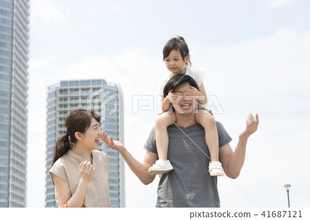 Dad Papa Mother Mom child shoulder car blindfold blue sky tower mansion holiday holiday family family walk Dad Papa Mother Mom child shoulder car blindfold blue sky tower mansion holiday holiday family family walk 41687121