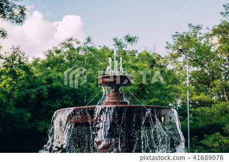 Fountain with splashes and jets of water Fountain with splashes and jets of water 41689076
