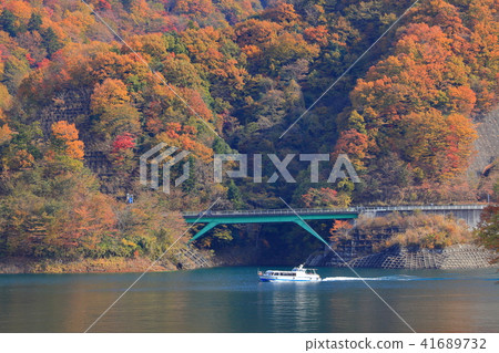 有Miyagase湖的朝聖小船在秋天 41689732